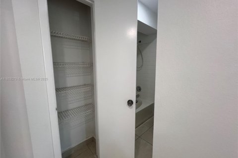 Condo in Miami, Florida, 2 bedrooms  № 1895687 - photo 20