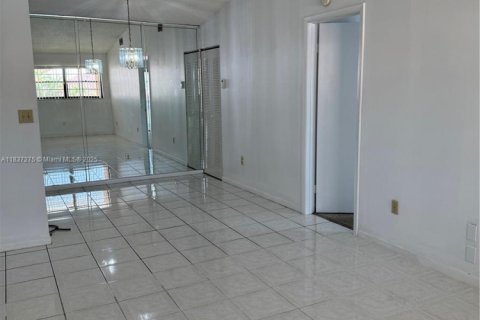 Condo in Hialeah, Florida, 2 bedrooms  № 1823733 - photo 19