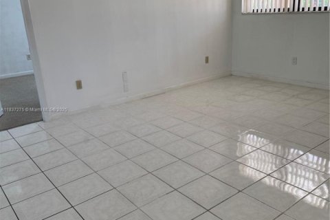 Condo in Hialeah, Florida, 2 bedrooms  № 1823733 - photo 11