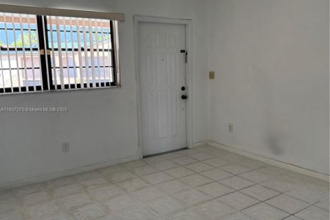 Condo in Hialeah, Florida, 2 bedrooms  № 1823733 - photo 10