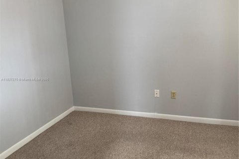 Condo in Hialeah, Florida, 2 bedrooms  № 1823733 - photo 5
