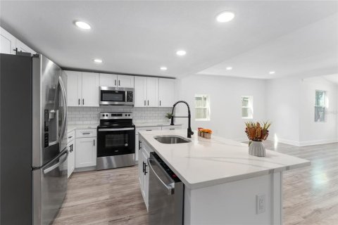 House in Intercession City, Florida 3 bedrooms, 105.17 sq.m. № 1720067 - photo 12