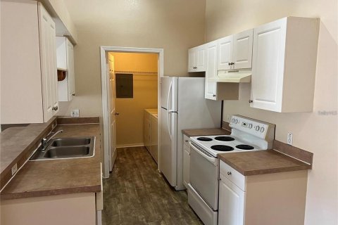 Condo in Zephyrhills, Florida, 2 bedrooms  № 1908854 - photo 6