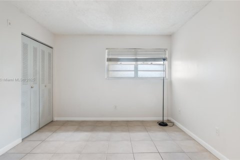Casa en venta en Miami, Florida, 3 dormitorios, 133.97 m2 № 1953465 - foto 20