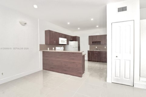 Apartamento en alquiler en Hollywood, Florida, 41.81 m2 № 2071277 - foto 6