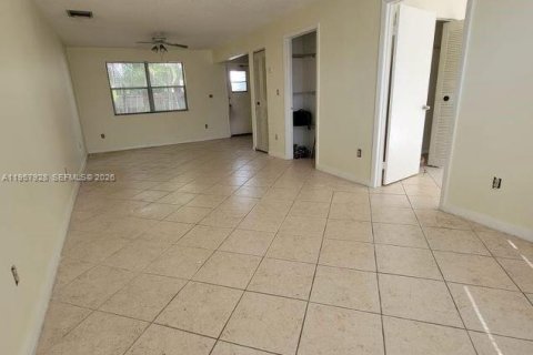 House in Hollywood, Florida 1 bedroom, 207.64 sq.m. № 2020640 - photo 2