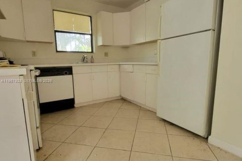 House in Hollywood, Florida 1 bedroom, 207.64 sq.m. № 2020640 - photo 5