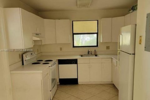 House in Hollywood, Florida 1 bedroom, 207.64 sq.m. № 2020640 - photo 4
