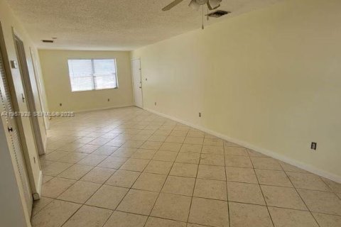 House in Hollywood, Florida 1 bedroom, 207.64 sq.m. № 2020640 - photo 3