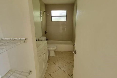 House in Hollywood, Florida 1 bedroom, 207.64 sq.m. № 2020640 - photo 6