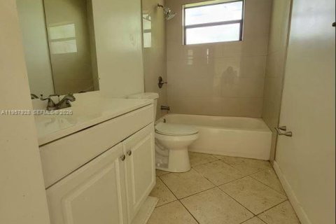 House in Hollywood, Florida 1 bedroom, 207.64 sq.m. № 2020640 - photo 7