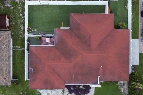 Снять в аренду виллу или дом в Норт-Майами-Бич, Флорида 3 спальни, 241.17м2, № 2078093 - фото 2
