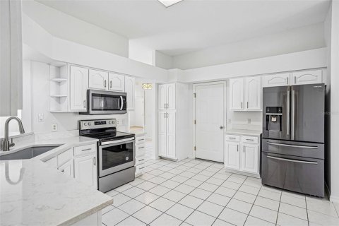 House in The Villages, Florida 3 bedrooms, 187.2 sq.m. № 2231662 - photo 12