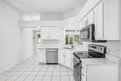House in The Villages, Florida 3 bedrooms, 187.2 sq.m. № 2231662 - photo 14