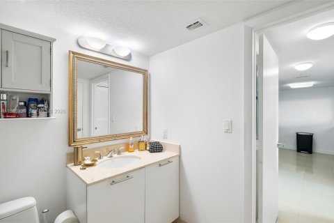 Condo in Miami, Florida, 1 bedroom  № 1997966 - photo 13