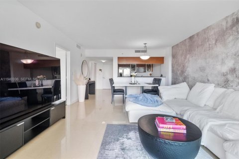 Condo in Miami, Florida, 1 bedroom  № 1997966 - photo 2