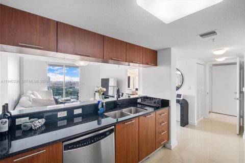 Condo in Miami, Florida, 1 bedroom  № 1997966 - photo 5