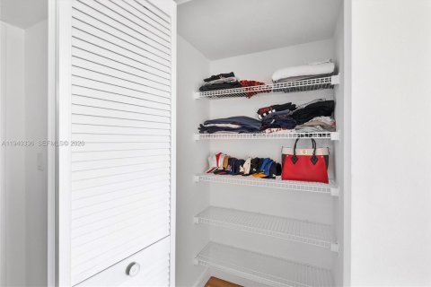 Condo in Miami, Florida, 1 bedroom  № 1997966 - photo 15