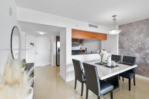 Condo in Miami, Florida, 1 bedroom  № 1997966 - photo 3