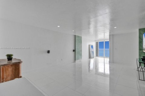 Купить кондоминиум в Майами-Бич, Флорида 2 спальни, 128.21м2, № 1960687 - фото 3