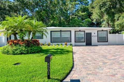 Commercial property in Tampa, Florida 7 bedrooms, 247.58 sq.m. № 2379766 - photo 2