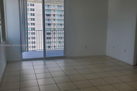 Condominio en alquiler en Miami, Florida, 2 dormitorios, 84.91 m2 № 2020421 - foto 2