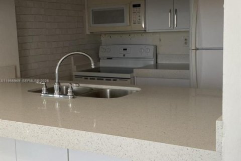 Condominio en alquiler en Miami, Florida, 2 dormitorios, 84.91 m2 № 2020421 - foto 10