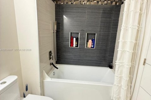 Villa ou maison à louer à Miami, Floride: 3 chambres, 172.24 m2 № 2154036 - photo 12