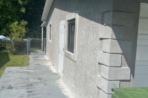 House in Margate, Florida 4 bedrooms, 107.49 sq.m. № 2083734 - photo 21