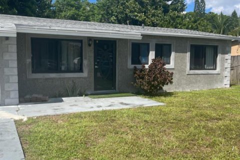 House in Margate, Florida 4 bedrooms, 107.49 sq.m. № 2083734 - photo 2