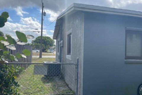 House in Margate, Florida 4 bedrooms, 107.49 sq.m. № 2083734 - photo 16
