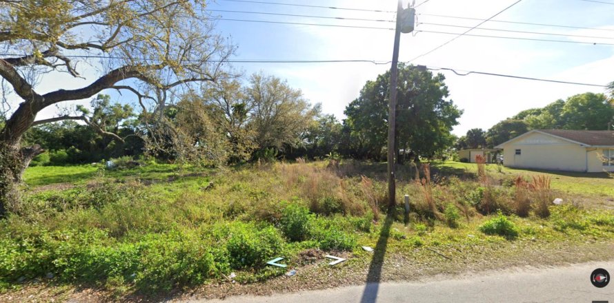 Commercial property in Okeechobee, Florida № 2171927