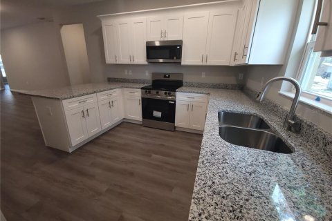 House in Tampa, Florida 3 bedrooms, 116.22 sq.m. № 2095596 - photo 4