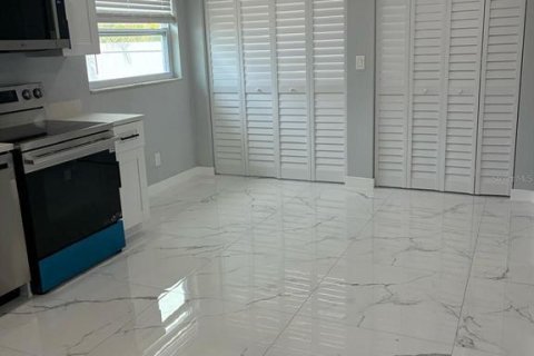 House in Englewood, Florida 2 bedrooms, 89.19 sq.m. № 2239070 - photo 7