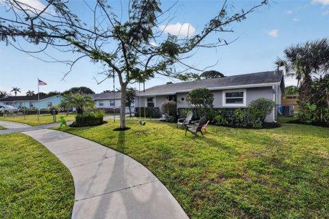 House in Jupiter, Florida 4 bedrooms, 183.95 sq.m. № 2068833 - photo 1