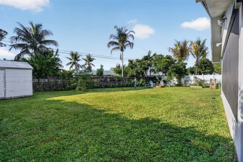 House in Jupiter, Florida 4 bedrooms, 183.95 sq.m. № 2068833 - photo 8