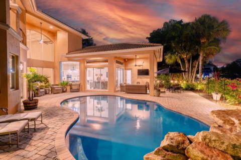 Casa en venta en West Palm Beach, Florida, 5 dormitorios, 371.7 m2 № 2328947 - foto 2