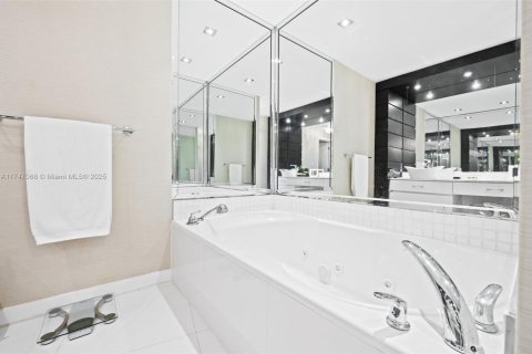Condo in Bal Harbour, Florida, 2 bedrooms  № 1729592 - photo 19