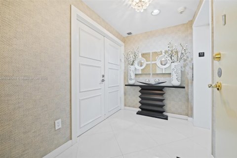 Condo in Bal Harbour, Florida, 2 bedrooms  № 1729592 - photo 10