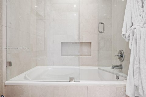 Condo in Bal Harbour, Florida, 2 bedrooms  № 1729592 - photo 23
