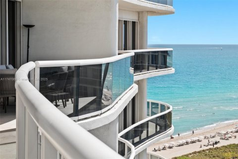 Condo in Bal Harbour, Florida, 2 bedrooms  № 1729592 - photo 1