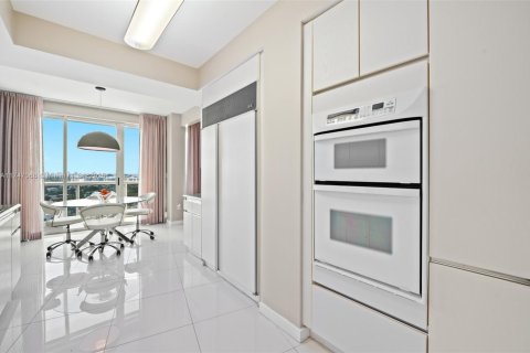 Condo in Bal Harbour, Florida, 2 bedrooms  № 1729592 - photo 11