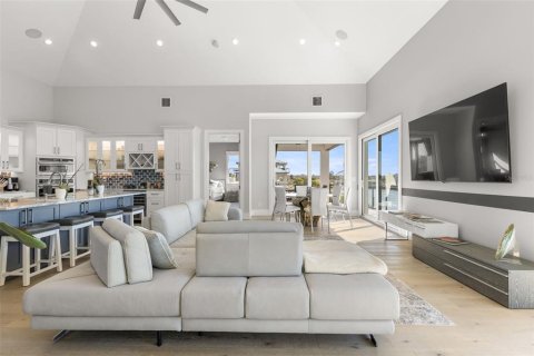 House in Saint Petersburg, Florida 4 bedrooms, 247.03 sq.m. № 2234359 - photo 9