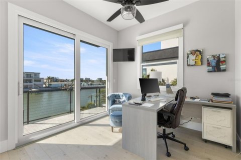 House in Saint Petersburg, Florida 4 bedrooms, 247.03 sq.m. № 2234359 - photo 18