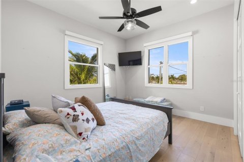 House in Saint Petersburg, Florida 4 bedrooms, 247.03 sq.m. № 2234359 - photo 20