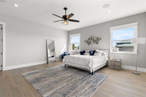 House in Saint Petersburg, Florida 4 bedrooms, 247.03 sq.m. № 2234359 - photo 13