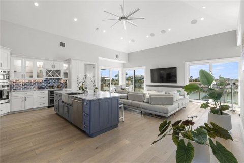 House in Saint Petersburg, Florida 4 bedrooms, 247.03 sq.m. № 2234359 - photo 4