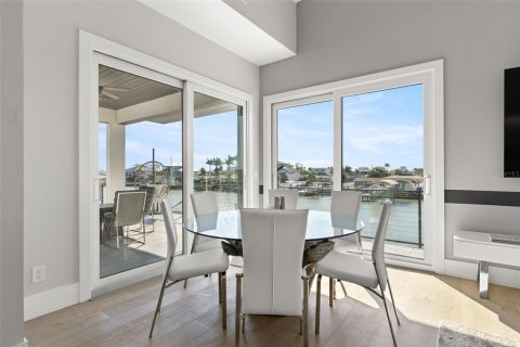 House in Saint Petersburg, Florida 4 bedrooms, 247.03 sq.m. № 2234359 - photo 12