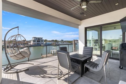 House in Saint Petersburg, Florida 4 bedrooms, 247.03 sq.m. № 2234359 - photo 2
