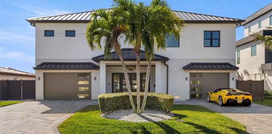 House in Saint Petersburg, Florida 4 bedrooms, 247.03 sq.m. № 2234359